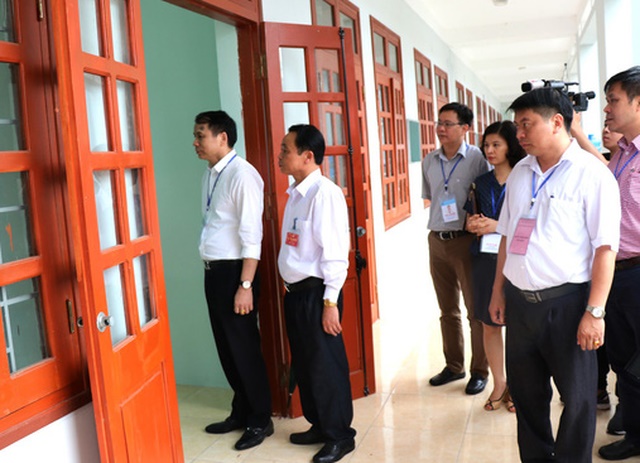 Thứ trưởng Phạm Mạnh Hùng đi kiểm tra trong kỳ thi THPT quốc gia năm 2018 tại Hà Giang - Ảnh ANH ĐỨC