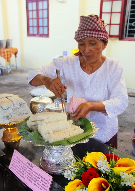 TP Vĩnh Long hiện có nhiều điểm đến có thể khai thác được khách du lịch nếu được đầu tư và tận dụng tốt. Trong ảnh: Một phụ nữ dân tộc Khmer biểu diễn làm bánh truyền thống tại Bảo tàng Vĩnh Long.