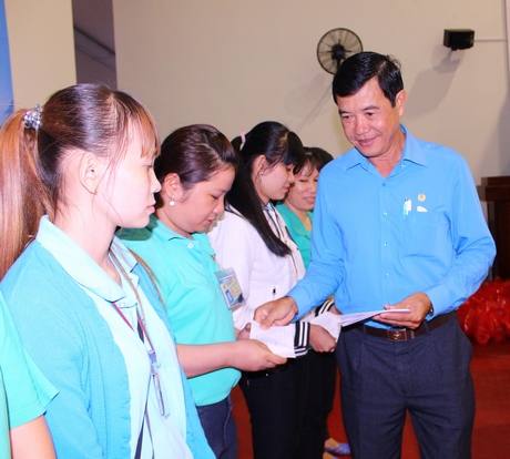 Ông Huỳnh Bá Long- Tỉnh ủy viên, Chủ tịch Liên đoàn Lao động tỉnh- trao quà cho công nhân lao động nhân Tháng công nhân.