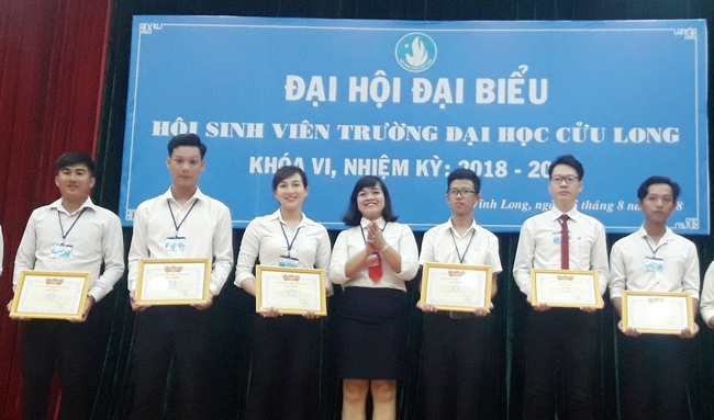 Chủ tịch Hội Sinh viên tỉnh Vĩnh Long- Nguyễn Huỳnh Thu trao giấy khen cho các SV có thành tích xuất sắc trong nhiệm kỳ qua.