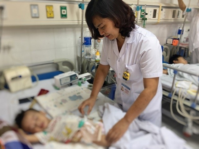 TS.BS Nguyễn Việt Hoa – trưởng khoa Phẫu thuật Nhi và Trẻ sơ sinh Bệnh viện HN Việt Đức thăm khám cho bệnh nhân sau phẫu thuật.