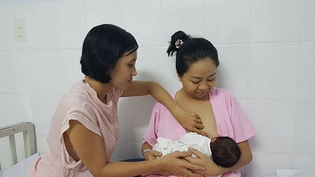 Chị Trương Trúc Phương hướng dẫn mẹ mới sinh cho con bú đúng cách.