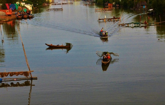 Vào mùa mưa, cuộc sống mưu sinh người dân Cà Mau nói chung và U Minh hạ nói riêng gắn liền với những dòng sông.