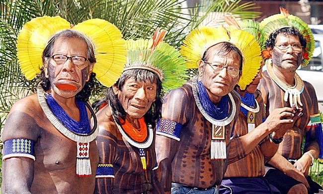 Kayapo là một bộ lạc người Brazil sống tại 44 làng riêng biệt dọc theo sông Xingu, tất cả các làng được liên kết với nhau qua những con đường mòn.
