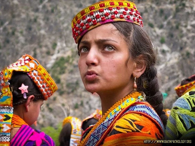 Kalash là một bộ lạc trong vùng núi của Pakistan. Nhiều người trong số họ có làn da trắng, tóc vàng và màu mắt xanh sáng như người châu Âu.