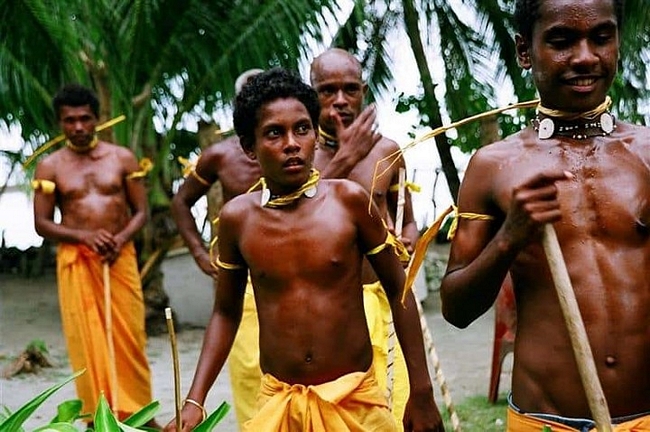Bộ lạc Takuu ở Châu Đại Dương có một nền văn hóa hoàn toàn khác biệt. Họ bị cấm truyền giáo trong 40 năm, gần đây luật này đã được dỡ bỏ.
