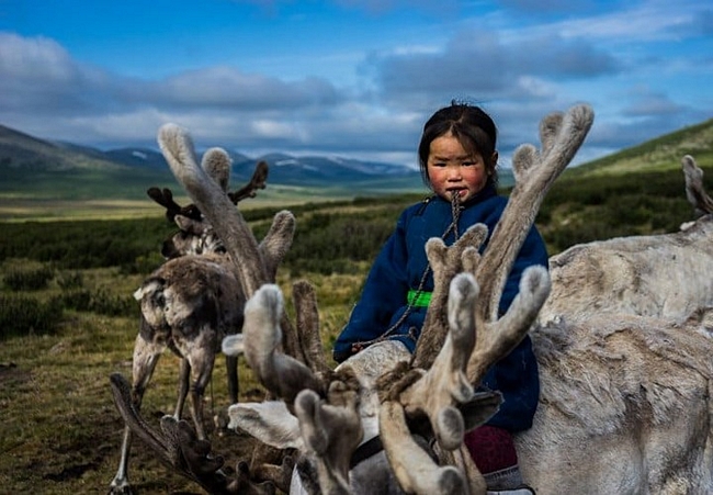 Dukha là một bộ lạc sống ở Mông Cổ. Họ được biết đến là những người chăn tuần lộc du mục, và có lịch sử từ thời nhà Đường. Ngày nay, chỉ có khoảng 300 thành viên của bộ lạc còn sống.