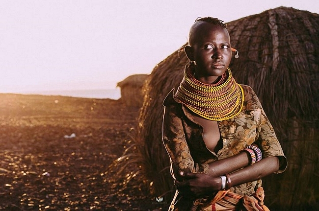 El Molo ở Kenya là bộ lạc nhỏ nhất châu Phi và hiện đang phải đối mặt với sự quấy rối và đe dọa từ khắp nơi. Họ đã tự cô lập dọc theo hồ Turkana, nhưng vẫn không thể tìm thấy hòa bình.
