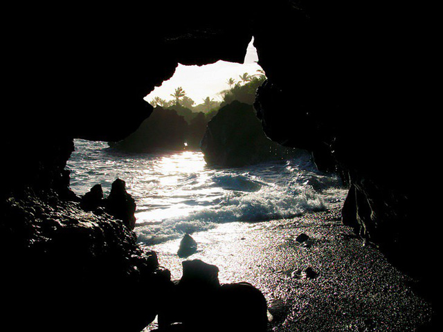 Quần đảo Hawaii là điểm đến trong mơ của rất nhiều người. Tuy nhiên, ít ai biết đến cảnh quan độc đáo của các hang động tại công viên quốc gia Waianapanapa. Nước trong vắt giữa giữa các vách đá khiến nơi đây trở thành nơi hoàn hảo để nghỉ ngơi và thư giãn. Thời điểm đẹp nhất là từ 11 giờ sáng đến 1 giờ chiều, khi mặt trời lộng lẫy lấp lánh trên các bức tường của hang.