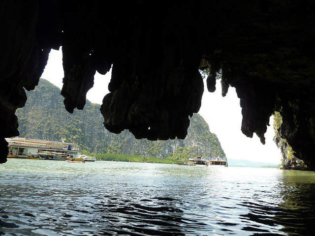 Nằm giữa đảo Phuket và vịnh Phang Nga, những hang động ở đây tạo ra từ những cột đá vôi nhô khỏi mặt nước. Vẻ đẹp của nó đã từng được làm bối cảnh cho một bộ phim của James Bond trước đây.