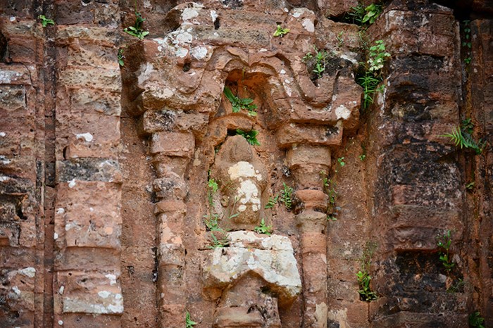  Mỹ Sơn là điểm duy nhất của nghệ thuật Chăm có quá trình phát triển liên tục từ thế kỷ 7 đến thế kỷ 13. Vào những năm 700, vua Sambhuvarman xây dựng ngôi đền bằng những vật liệu rất bền vững, còn tồn tại đến ngày nay.