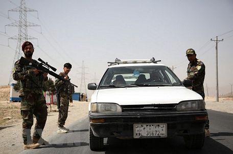 Lực lượng an ninh Afghanistan kiểm tra tại một chốt an ninh trên tuyến đường cao tốc Kabul-Ghazni ở tỉnh Wardak ngày 13/8. (Nguồn: THX/TTXVN)