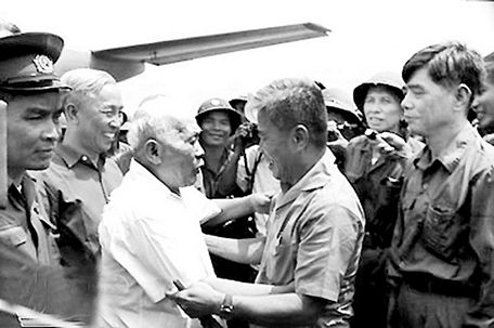 Các đồng chí Phạm Hùng, Nguyễn Văn Linh (bên phải) đón đồng chí Tôn Đức Thắng vào thăm sau ngày đại thắng Xuân 1975.