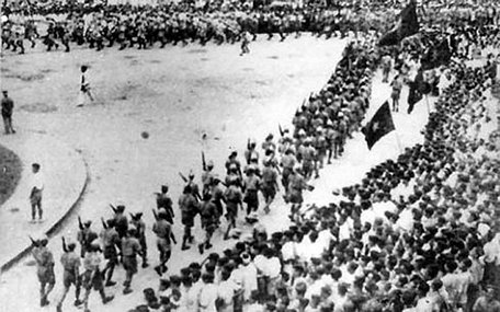  Ngày 28/8/1945, Đoàn Giải phóng quân ở Việt Bắc về duyệt binh ở Quảng trường Nhà hát Lớn.