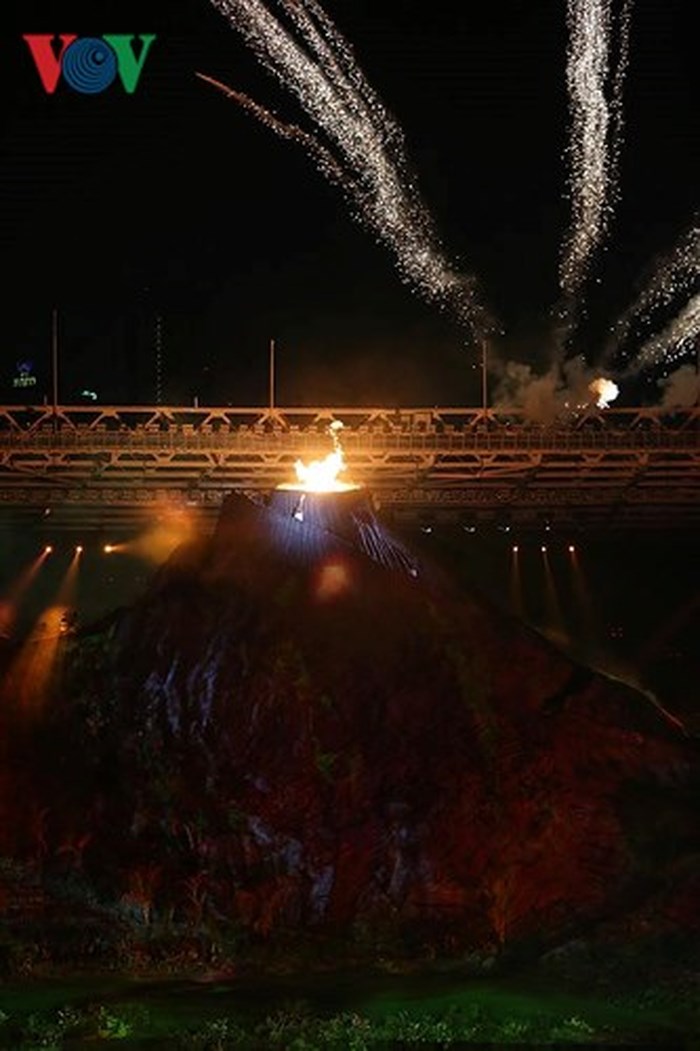  Ngọn đuốc của ASIAD 2018 chính thức được thắp sáng trên đài lửa sân Bung Karno.