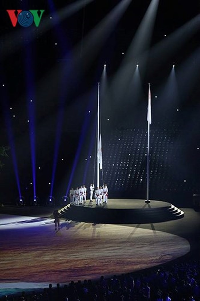 Lễ thượng cờ của ASIAD 2018 với sự góp mặt của 8 VĐV xuất sắc từng giành huy chương ở Olympic và ASIAD.