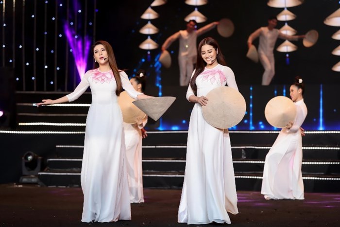Cùng ngắm lại phần trình diễn trang phục áo dài của dàn thí sinh Chung kết Hoa Hậu Việt Nam trong đêm gala kỷ niệm 30 năm: