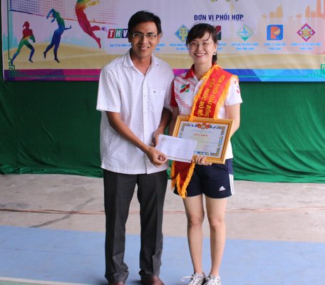 BTC trao giải Hoa khôi bóng chuyền hơi nữ cúp Công ty CP cấp nước cho vận động viên Hồ Thị Hoài Lam