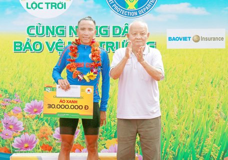 BTC trao giải áo xanh chung cuộc cho tay đua Mai Nguyễn Hưng (VUS TP Hồ Chí Minh).