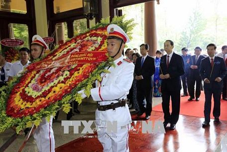 Chủ tịch nước Trần Đại Quang, các đồng chí lãnh đạo, nguyên lãnh đạo Đảng, Nhà nước và các đại biểu dâng hương, hoa tưởng niệm Chủ tịch Tôn Đức Thắng.