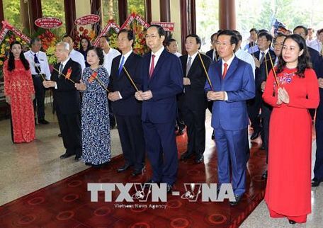 Chủ tịch nước Trần Đại Quang, các đồng chí lãnh đạo, nguyên lãnh đạo Đảng, Nhà nước và các đại biểu dâng hương niệm Chủ tịch Tôn Đức Thắng.