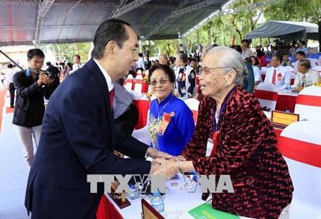 Chủ tịch nước Trần Đại Quang với các đại biểu tham dự Lễ kỷ niệm.