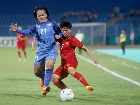  ĐT nữ Thái Lan (áo xanh) bị loại sau trận thua ĐT nữ Việt Nam.