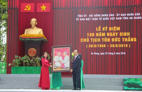 Chủ tịch nước Trần Đại Quang tặng bức tranh Bác Hồ với Bác Tôn cho Đảng bộ, chính quyền và nhân dân các dân tộc tỉnh An Giang