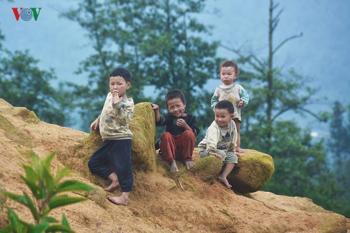 Bắt chuyện với những cô gái Mông, Dao váy áo xúng xính, cùng chơi đùa với lũ trẻ trên đường khiến cho hành trình trở nên đáng nhớ hơn.