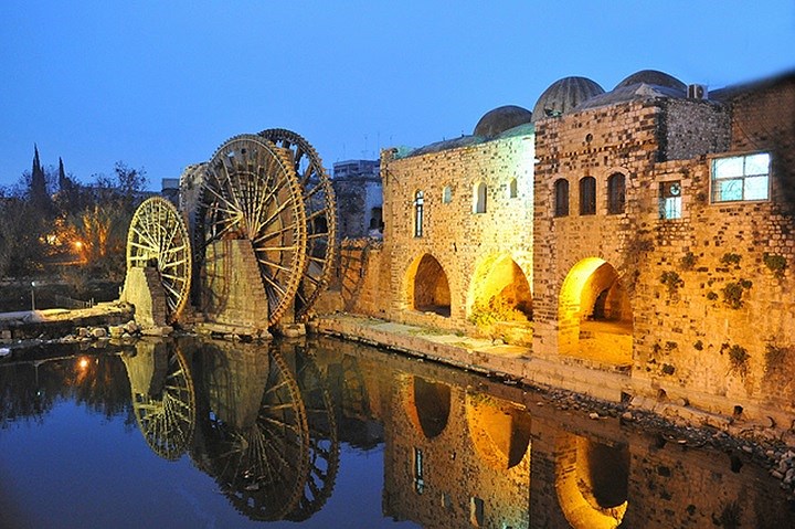 Hệ thống bánh xe múc nước (bên trái) tại thành phố Hama.