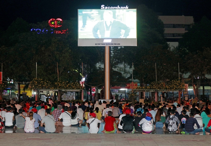 Rất đông NHM ở Vĩnh Long xem trực tiếp bóng đá với màn hình 500 inch tại Quảng trường TP Vĩnh Long.
