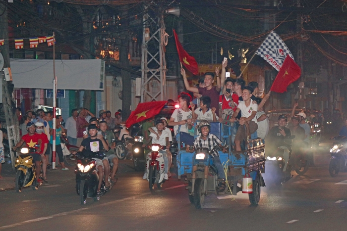 Sau trận đấu, hàng ngàn xe máy, xe lôi, du lịch diễu hành trên đường phố.