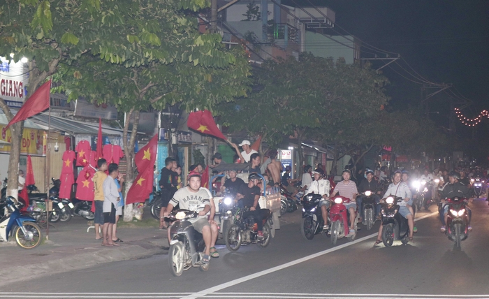 Trên đường Nguyễn Huệ (Phường 2- TP Vĩnh Long) được xem là náo nhiệt nhất.