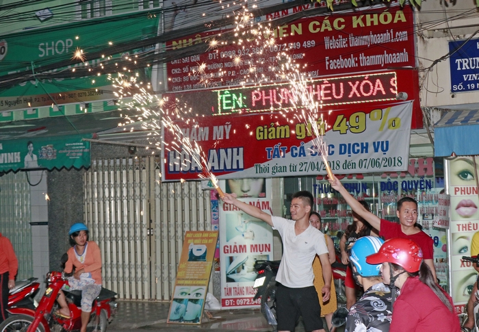 Những chiếc pháo hoa làm sáng thêm cho niềm vui của những NHM bóng đá.