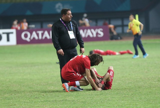 Cầu thủ Olympic Syria đổ gục xuống sân sau trận thua Việt Nam