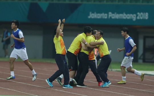 Các trợ lý ôm chầm lấy HLV Park Hang-seo, kiến trúc sư trưởng cho loạt chiến tích ở đấu trường châu lục trong năm 2018 của bóng đá Việt Nam