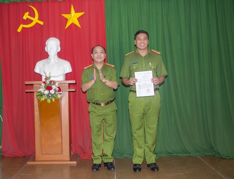 Đại tá Nguyễn Trọng Dũng- Phó Giám đốc Công an tỉnh- trao quyết định thưởng nóng cho tập thể Phòng Cảnh sát quản lý hành chính về trật tự xã hội.