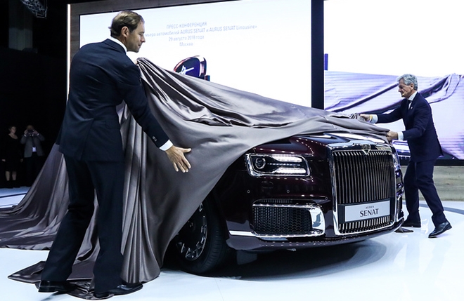Chiếc siêu xe mang tên Aurus Senat, phiên bản thương mại của mẫu limousine được được Tổng thống Nga Vladimir Putin sử dụng trong lễ nhậm chức, đã chính thức ra mắt công chúng tại triển lãm ôtô quốc tế ở thủ đô Moscow ngày 29/8.