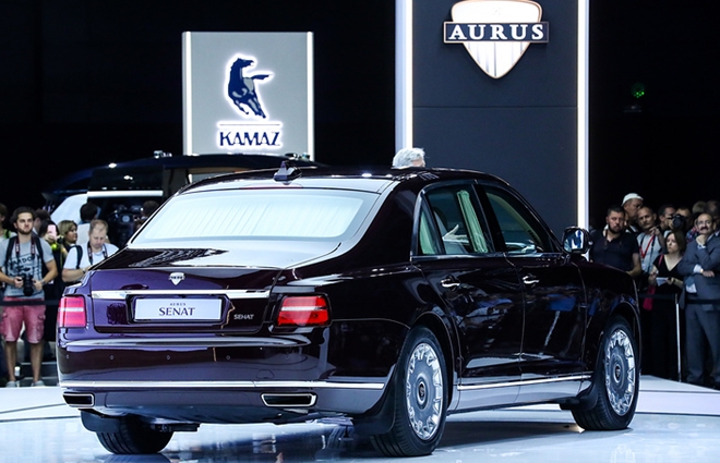 Aurus Senat do Viện nghiên cứu khoa học về động cơ ô tô NAMI thiết kế và là một phần trong dự án Cortege của Nga. Đây là dự án được Nga triển khai từ năm 2012 để phát triển một số mẫu xe dành riêng cho các quan chức cấp cao, bao gồm Tổng thống Nga, nhằm thay thế các mẫu xe của Đức trước đây.