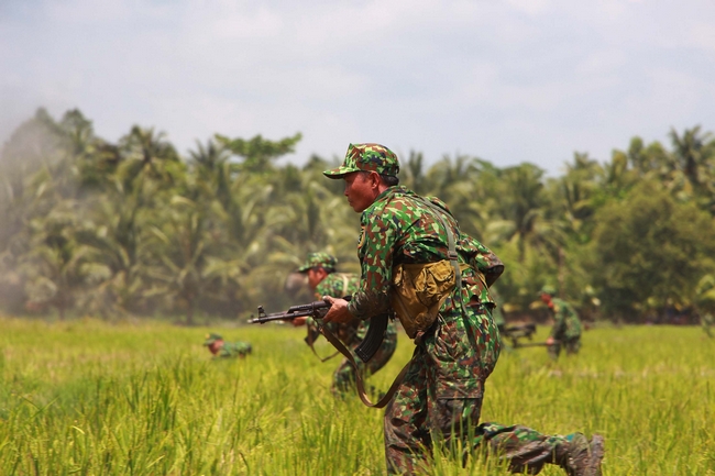 Lực lượng vũ trang huyện Mang Thít tổ chức chiến đấu, ngăn chặn bước tiến công của “địch”.