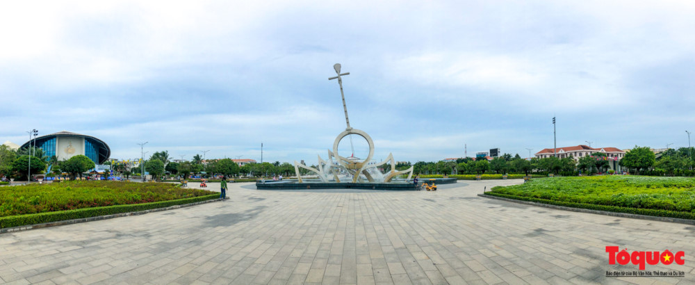 Được khánh thành từ năm 2014, đến nay quảng trường Hùng Vương đã trở thành niềm tự hào của người dân Bạc Liêu. Quần thể kiến trúc nghệ thuật độc đáo ở quảng trường đã giúp vùng đất giàu truyền thống lịch sử - văn hóa này 