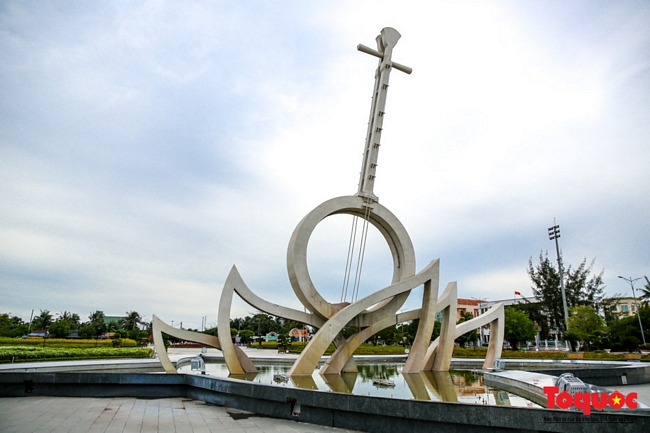 Cây đờn kìm cách điệu - biểu tượng văn hóa tỉnh Bạc Liêu có tổng chiều cao công trình là 18,6 m, bên dưới là 5 cánh sen đỡ cây đờn kìm, toàn khối đặt trên hồ nước hình ngôi sao 5 cánh.