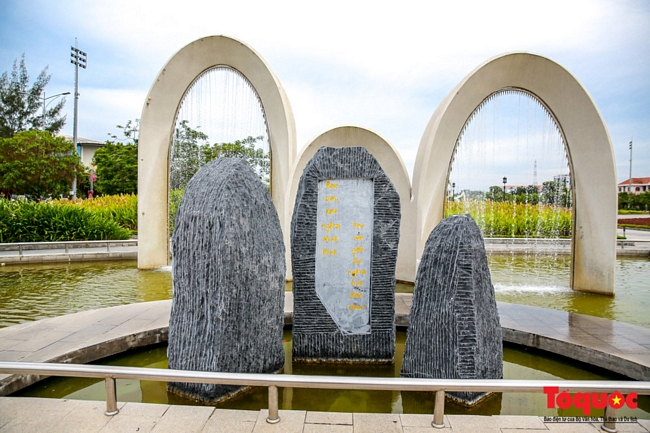 Tọa lạc trong khuôn viên quảng trường không thể không nhắc đến Trung tâm triển lãm văn hóa - nghệ thuật và nhà hát Cao Văn Lầu được thiết kế theo hình dáng 3 chiếc nón lá, chóp nón hướng vào nhau với tổng diện tích 2.262m2. 