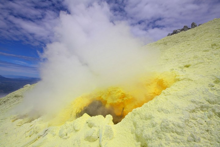 Núi lửa Sinabung, Indonesia. Đây là ngọn núi lửa đang hoạt động nằm trên đảo Sumatra của Indonesia. Các thị trấn và làng mạc gần đó đã bị phủ đầy dung nham và tro vào các năm 2010, 2013, 2014 và 2015. Vụ phun trào núi lửa gần đây nhất xảy ra vào ngày 27/2/2016 và không ai biết điều gì sẽ xảy ra vào ngày mai.