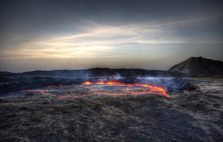 Núi lửa Erta Ale ở vùng Afar của Ethiopia là một trong những ngọn núi lửa nguy hiểm nhất hành tinh. Các trận động đất nhỏ đang liên tục làm rung chuyển khu vực. Erta Ale chứa hai hồ dung nham trong miệng núi lửa. Lượng dung nham thay đổi khiến mặt đất ở đây rung lên liên tục.