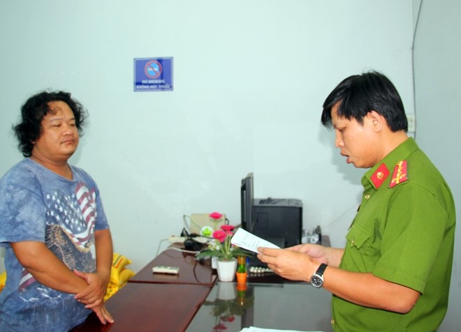 Cơ quan chức năng tống đạt quyết định bắt tạm giam đối với Đoàn Khánh Vinh Quang.