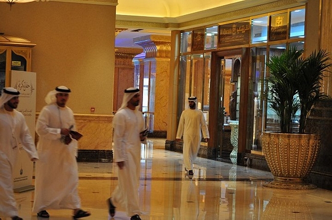 Những người dân địa phương giàu có trong chiếc áo choàng truyền thống tại sảnh đợi của Emirates Palace.