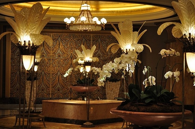 Chủ đề vàng được bao phủ trong toàn bộ khách sạn, như một cách để minh chứng cho văn hóa và phong cách Ả Rập - theo cách tốn kém nhất có thể. 