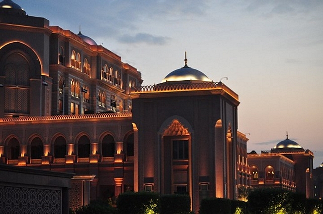 Khách sạn mở cửa hồi năm 2005 với 394 phòng để phục vụ du khách khi đến Abu Dhabi.