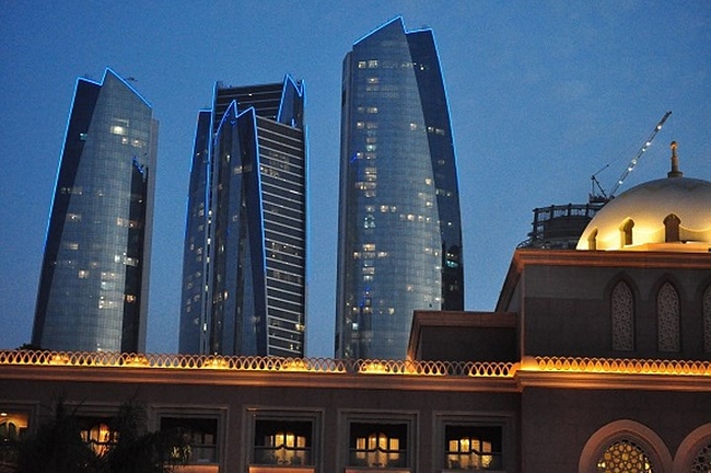 Vào ban đêm, đèn màu cam của Emirates Palace nổi bật trên nền đèn neon màu xanh của thành phố Abu Dhabi./.